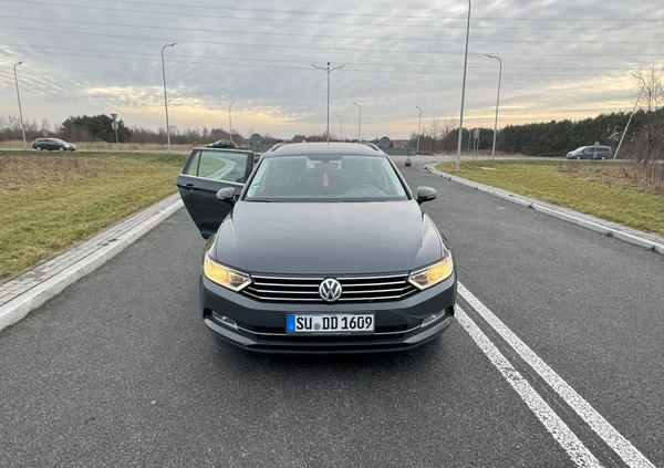 Volkswagen Passat cena 58000 przebieg: 250000, rok produkcji 2016 z Radomsko małe 172